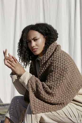 Schultertuch gehäkelt aus WOOLADDICTS LOVE