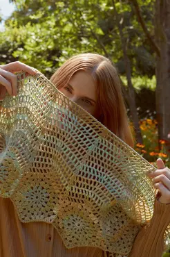 Gehäkelter Schal aus SECRET GARDEN